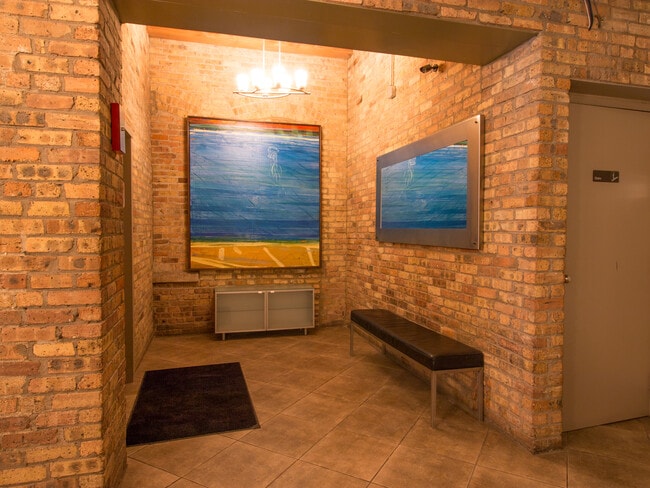 Foto del edificio - 225 W Huron St