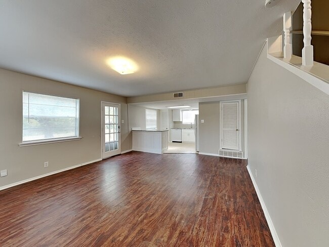 Foto del edificio - 329 Deer Creek Rd