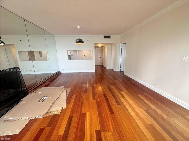 Foto del edificio - 1 br, 1.5 bath Condo - 520 Brickell Key Dr...