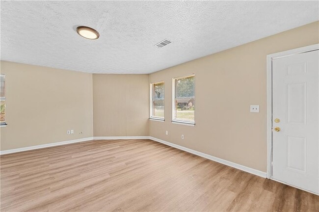 Building Photo - 200 Tanglewood Dr