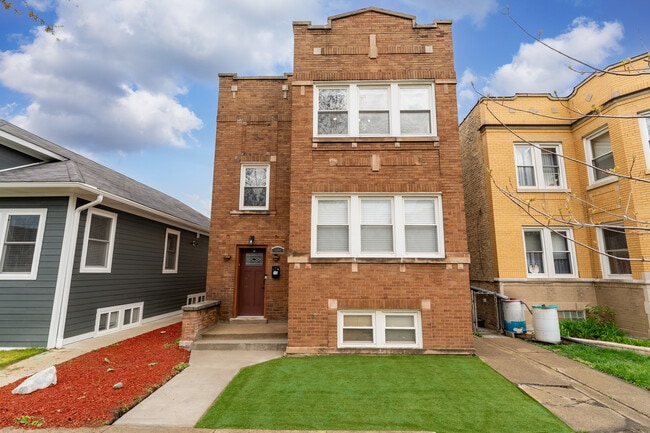 Building Photo - 5304 W Cornelia Ave