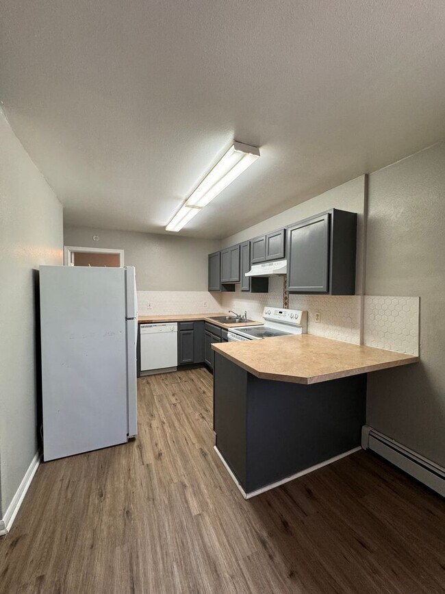 Building Photo - Top Floor 1 Bedroom 1 Bath Located Just Ou...