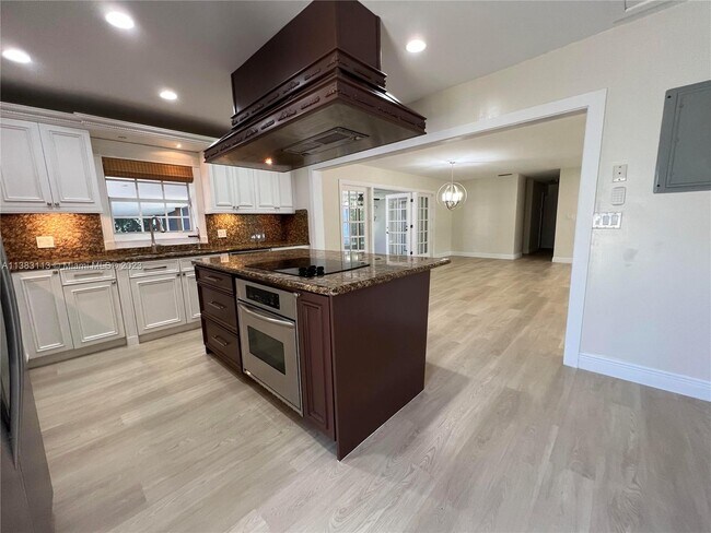 Foto del edificio - 2439 NE 8th St