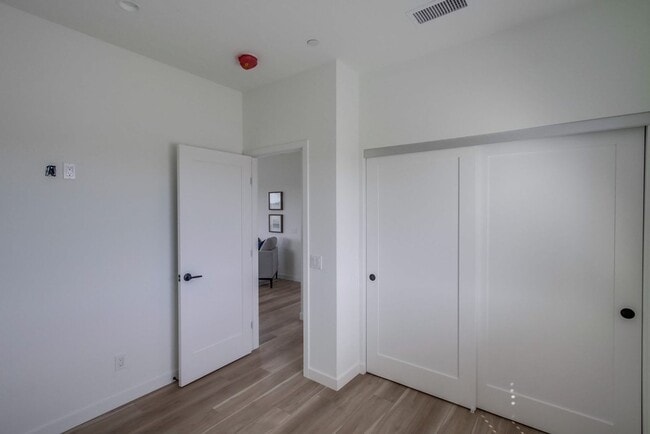Building Photo - Beautiful downstairs unit 3bed/2 ba now available! Private Patio!! Marketing Description