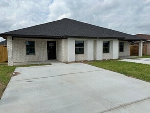 Building Photo - 372 Uva Ln