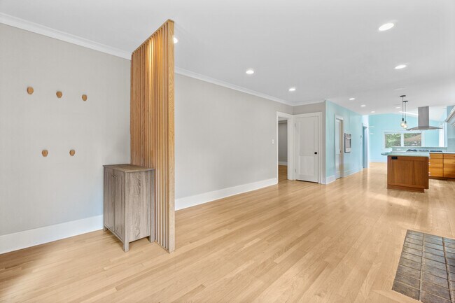 Building Photo - 118 NE 64th St