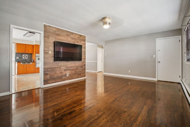 Building Photo - 862 Dewey St