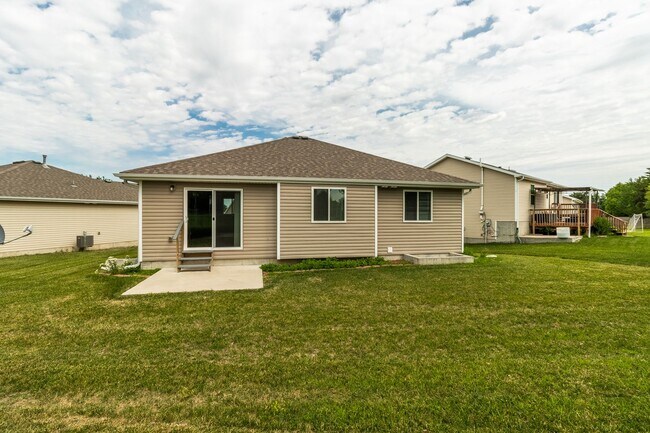 Building Photo - Newer Construction Home in Excellent Famil...