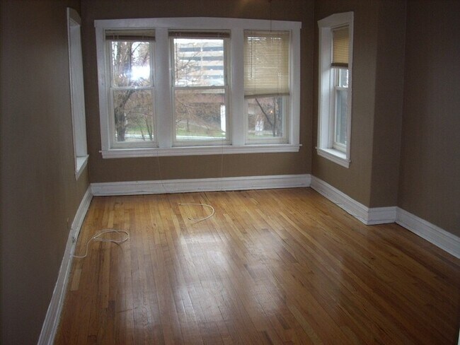 Foto del edificio - 2457 W Logan Blvd