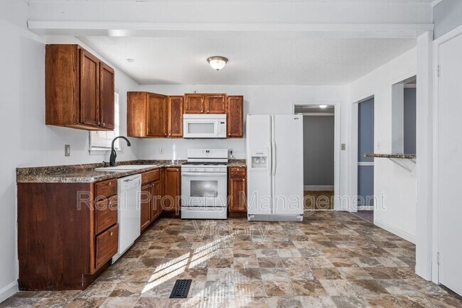 Building Photo - 833 Candy Ln NE