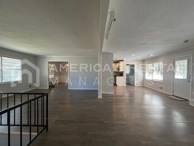 Building Photo - Home for rent in Hoover! SIGN A 13 MONTH L...