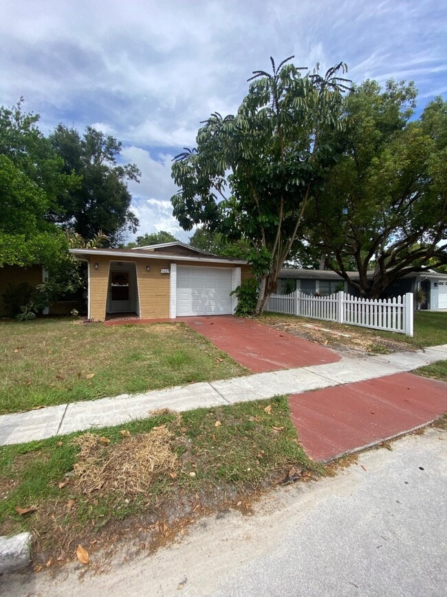 Building Photo - 5601 Elkhorn Blvd