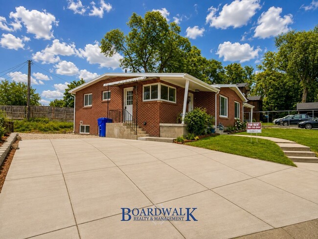 Photo - 223 E  Mill St Townhome