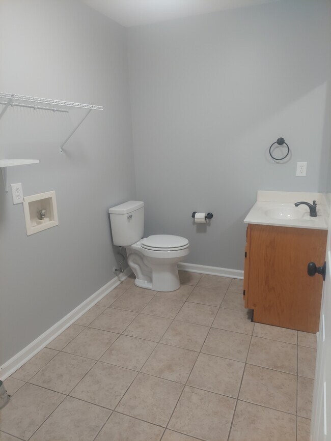 Medio baño/Conexión para lavadora y secadora - 1438 Vance Rd