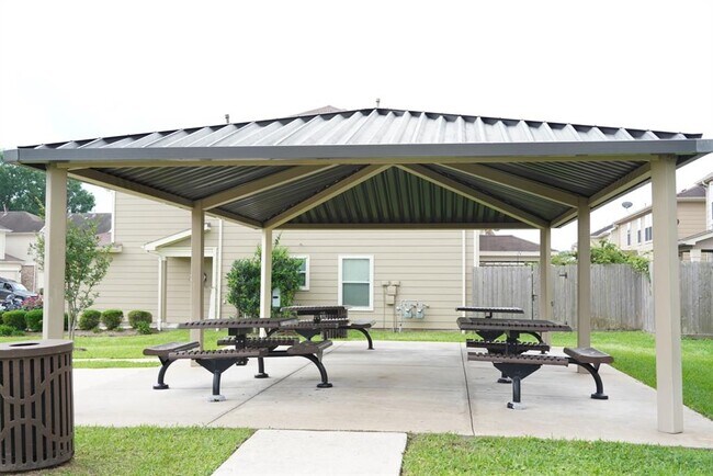 Foto del edificio - 16019 Summerville Lake Dr