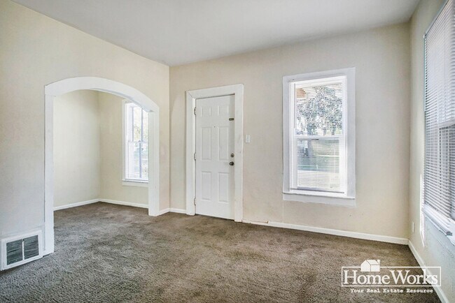 Building Photo - 1305 E Sorin St