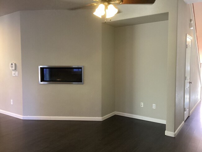 Foto del edificio - Lovely 3 bed 2.5 bath Home in Westlake!