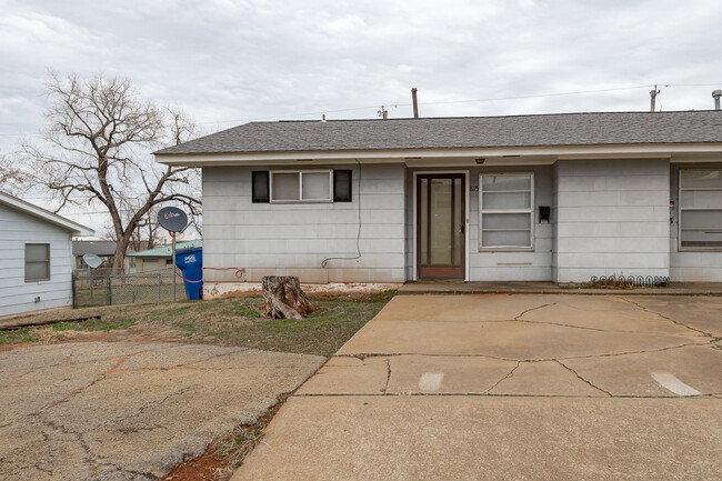 Building Photo - 815 N Monroe St