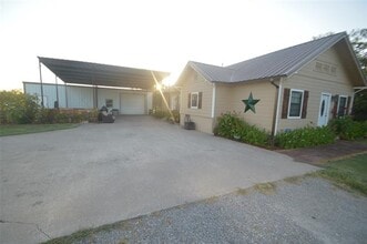 Building Photo - 261 Red Rd