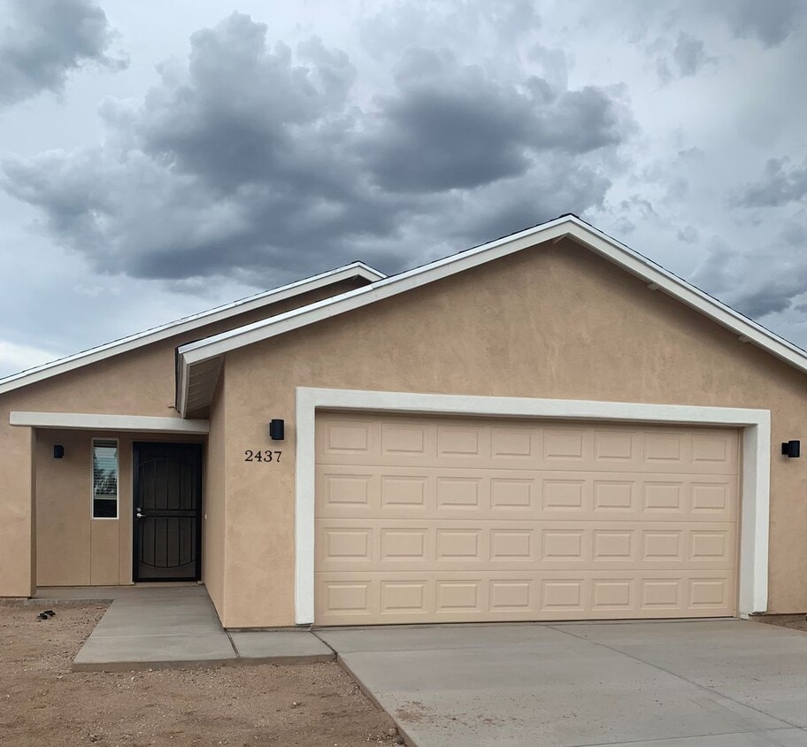 Primary Photo - 2358 S Clovis Place-