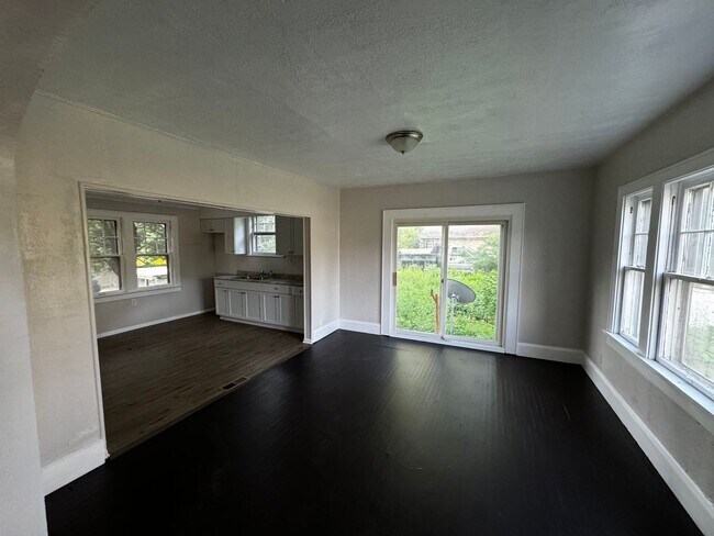 Foto del edificio - Charming 3-Bedroom, 1-Bath Home in Canton!