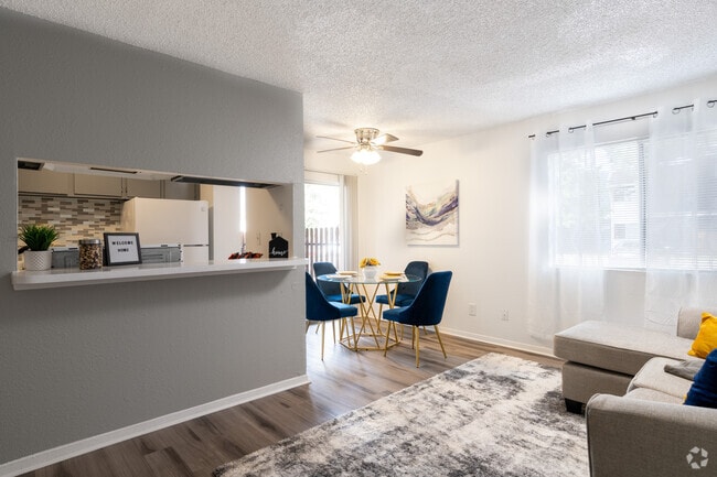 2BR, 1BA - 832SF - La Privada