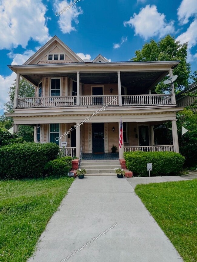 Building Photo - 885 College St
