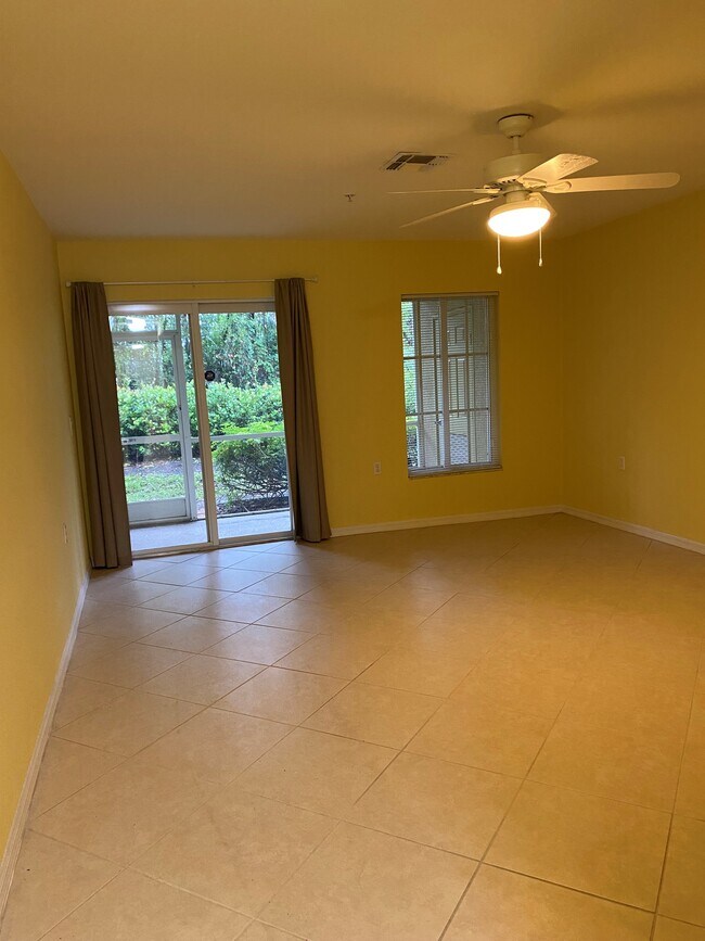 ¡Amplia sala de estar abierta a una terraza cubierta! - 9420 Ivy Brook Run