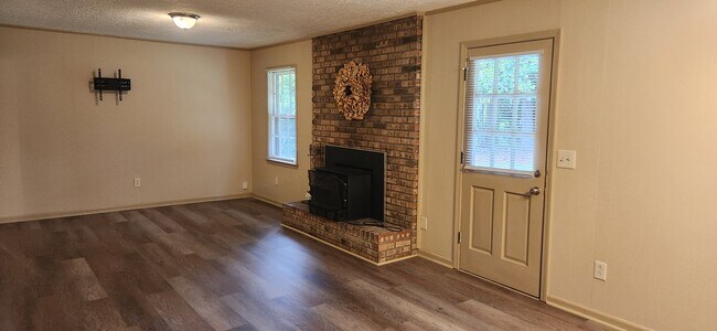 Sala de estar con estufa de leña. - 5787 Lorraine Dr