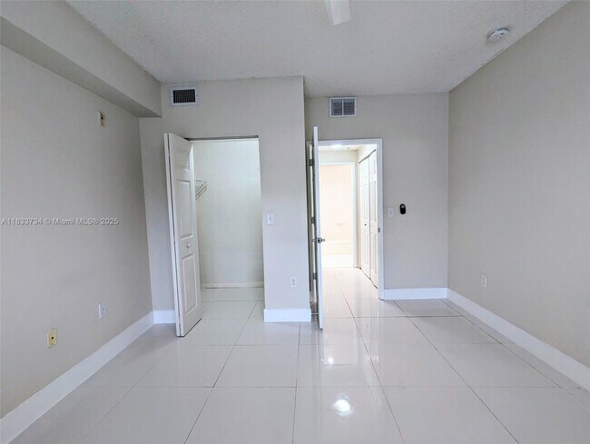 Foto del edificio - 8010 N Nob Hill Rd