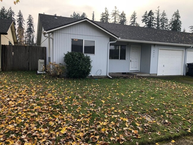 Building Photo - Great 2 bedroom 1 bathroom duplex in Springfield!