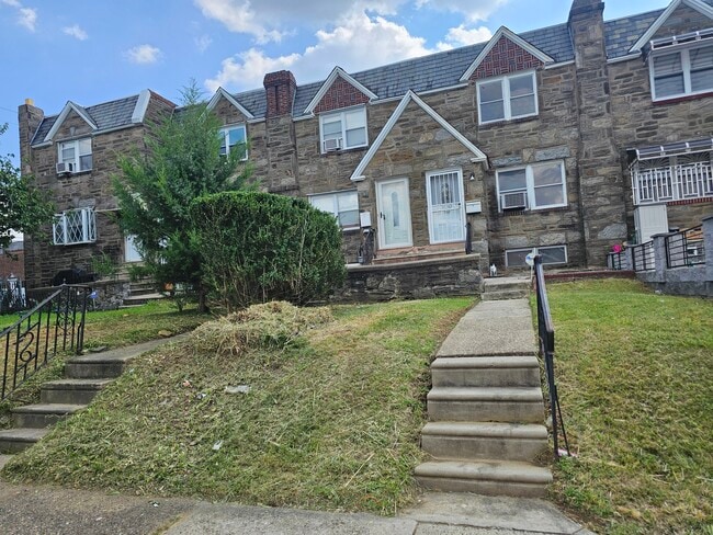 Front - 1268 Stirling St