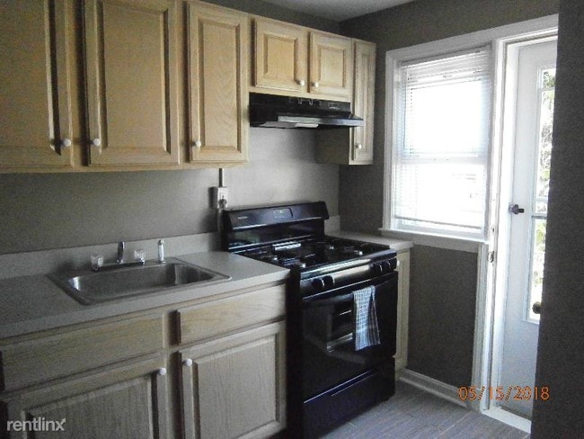 Building Photo - 2 br, 1.5 bath Townhome - 4780 Shamrock Ave