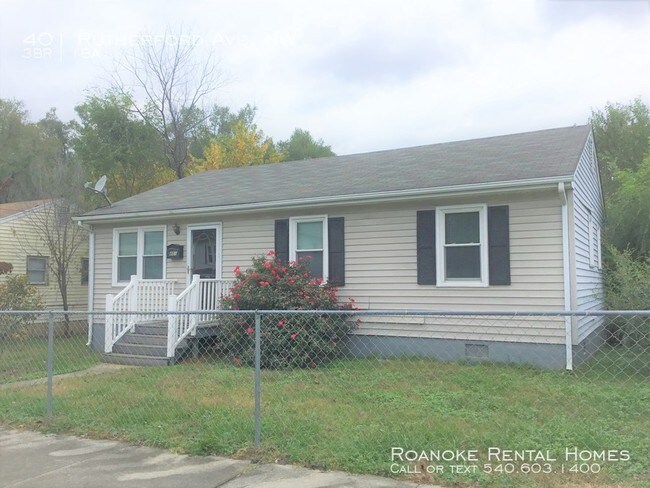 Foto del edificio - 3 Bd / 1 Bth / Spacious / Fenced in yard!