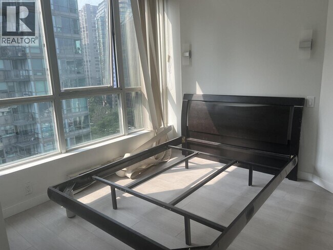 Building Photo - 555 Jervis St