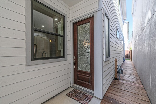 Building Photo - 5840 Darling St