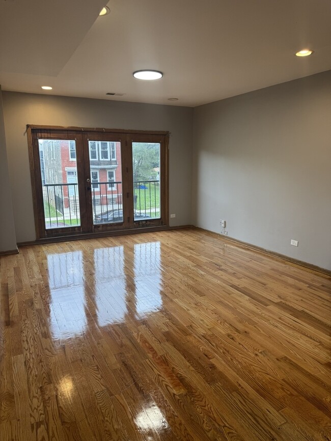 Building Photo - 1114 S Albany Ave