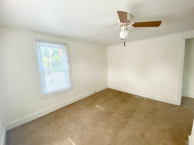 Building Photo - 409 W Colonial Ave