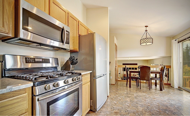 Building Photo - Enjoy sweeping territorial & mountain views