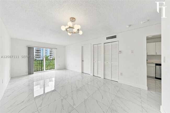 Foto del edificio - 6965 Harding Ave