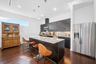 Building Photo - 3302 Lake St