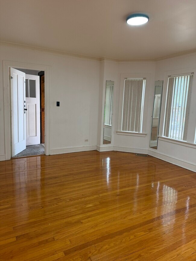 Building Photo - 3010 N Linder Ave