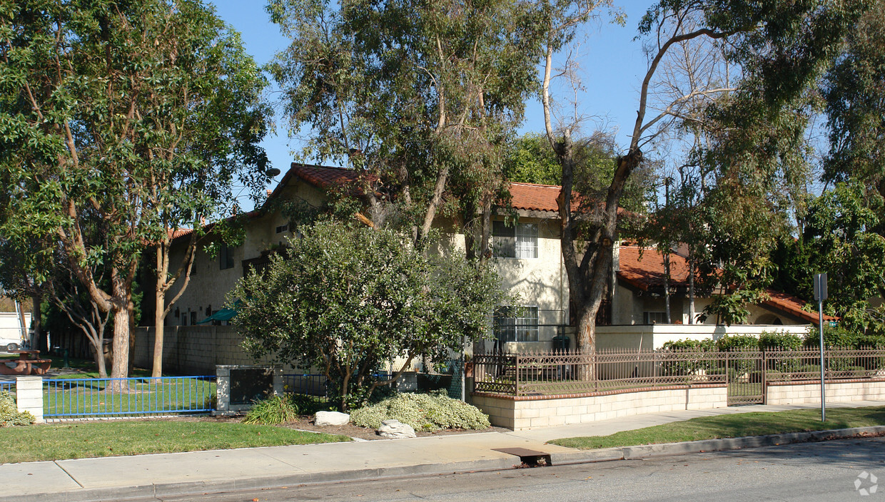 Building Photo - 4421-4437 Howard Ave