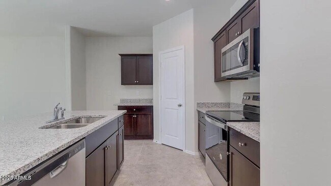 Foto del edificio - 24419 W Jones Ave