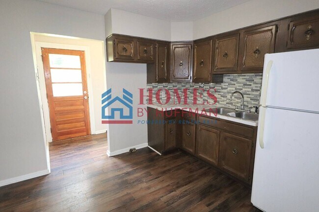 Building Photo - Two Bedroom House | Off Street Parking