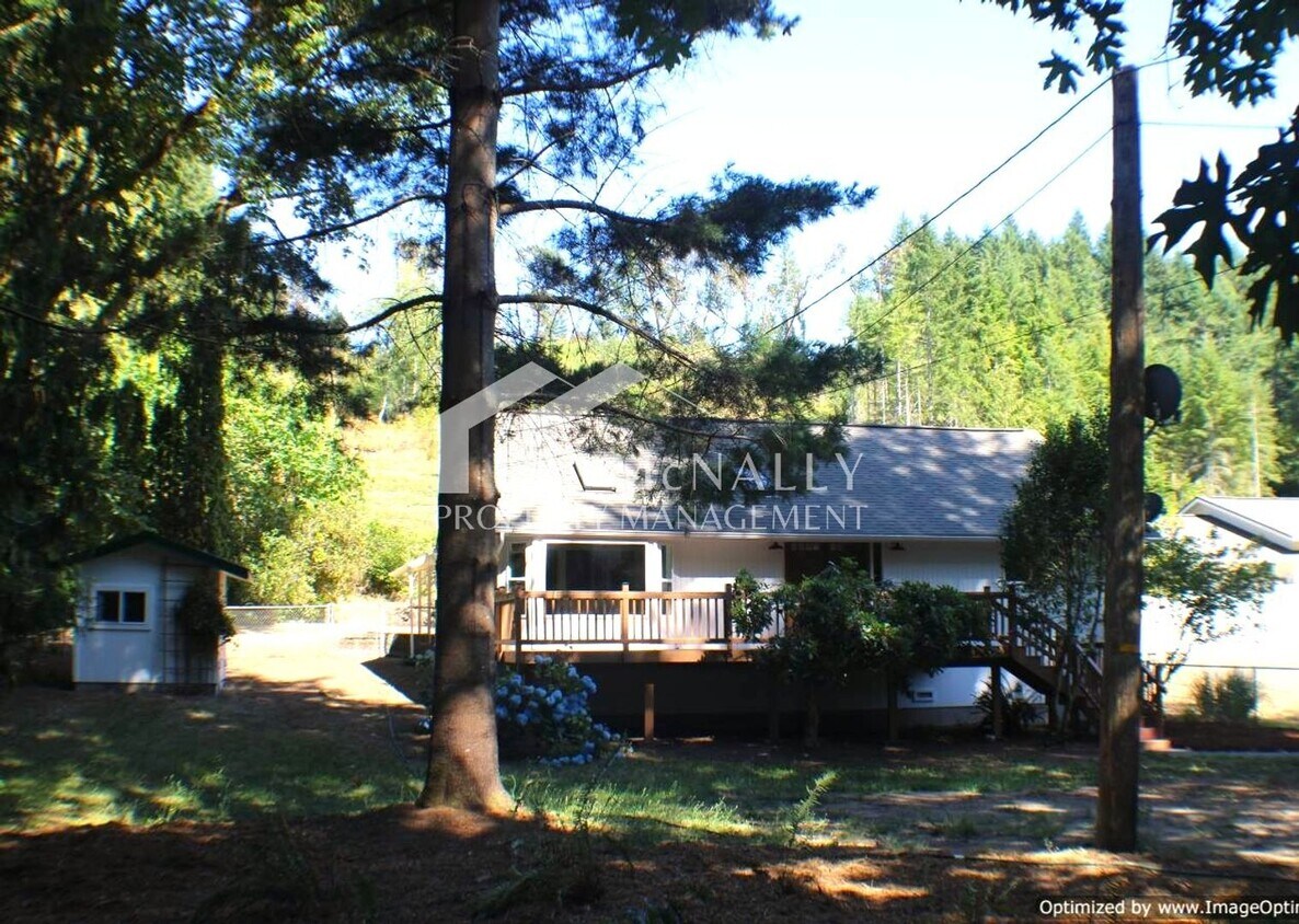 Foto principal - Newly Remodeled 3 bedroom home with Oversi...