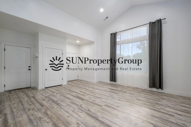 Building Photo - Gorgeous Updated Draper Townhome!