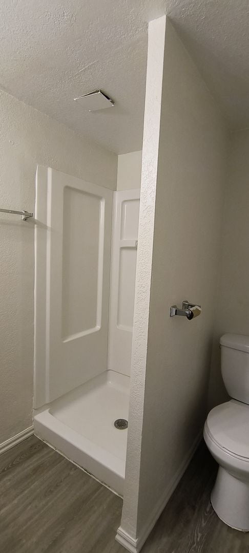 Building Photo - 3 bedroom 3 bath apartment close to town!