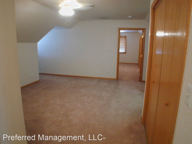 Building Photo - 1419 E Pershing Blvd