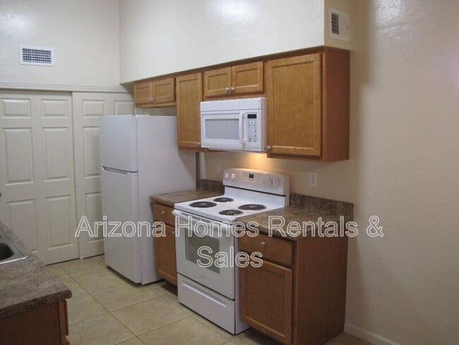 Foto del edificio - 623 S Kacee Ave